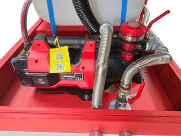 Bollerwagen "Feuerwehr-Version 3" inkl. Zubehör, Wasserpumpe, Wassertank, Beschriftung & elektrische  schwarze Jalousien